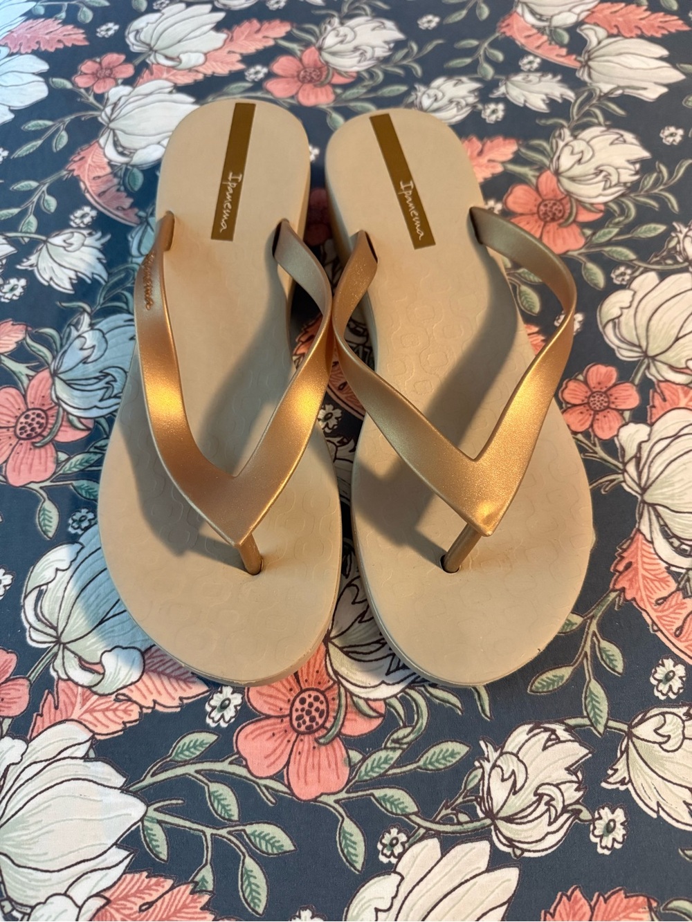 Ipanema Women's Metallic Rose Gold Flip Flop Sandals